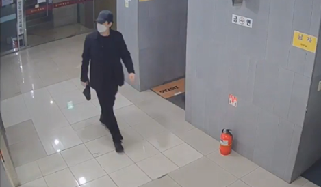 3월 15일 오후 11시 서울대입구역 인근으로 속옷을 찾으러 나타난 범인. 서울경찰청 제공