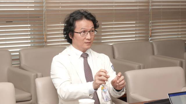 홍성후 서울성모병원 비뇨의학과 교수가 단일공 로봇수술의 장점에 대해 설명하고 있다. 사진 제공=서울성모병원