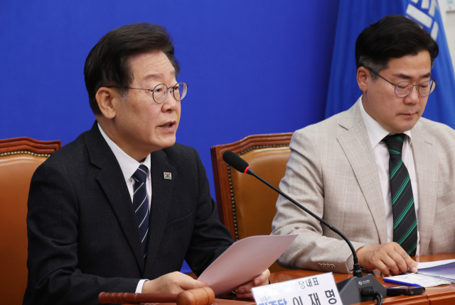 이재명(왼쪽) 더불어민주당 대표가 24일 국회에서 열린 최고위원회의에서 발언을 하고 있다. 연합뉴스