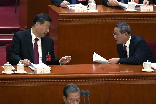 3월5일 중국 베이징에서 열린 전국인민대표회의에서 시진핑 국가주석과 이야기 나누고 있는 리창 중앙정치국 상무위원(오른쪽). ⓒAP Photo