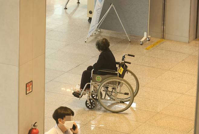 주 1회 외래진료 휴진을 시작한 26일 오전 대전 충남대병원에서 휠체어를 탄 환자가 보호자를 기다리고 있다. ⓒ연합뉴스