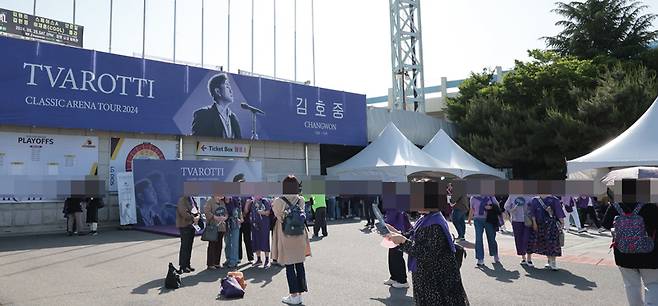 5월18일 가수 김호중의 전국 투어 콘서트 '트바로티 클래식 아레나 투어 2024'가 열리는 경남 창원시 성산구 창원스포츠파크 실내체육관 인근에서 팬들이 이동하고 있다. ⓒ연합뉴스