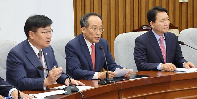 국민의힘 추경호 원내대표(가운데)가 24일 오전 국회에서 열린 원내대책회의에서 발언하고 있다. ⓒ연합뉴스