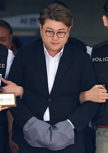 음주 뺑소니 혐의를 받는 가수 김호중이 24일 구속 전 피의자 심문(영장실질심사)을 마친 후 서울 서초구 서울중앙지법을 나와 호송차로 향하고 있다. 연합뉴스