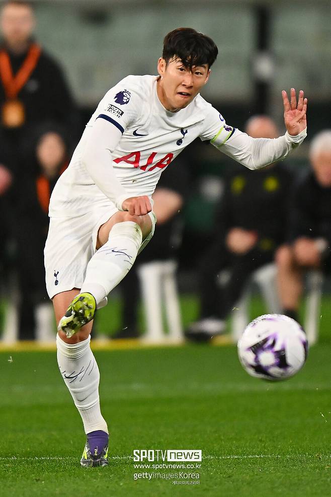 ▲ 토트넘 공격수 '캡틴' 손흥민은 2023-24시즌 올해의 선수에 포함될 자격이 있었다. 프리미어리그 역대 최다골 기록 보유자 앨런 시어러가 'BBC' 분석채널 '매치오브더데이'에서 올시즌 베스트 11을 요청 받았는데 "손흥민을 선택하겠다. 사카 또는 손흥민을 생각했지만 아무리 생각해도 손흥민"이라고 말했다. 프리미어리그 사무국에서 시어러가 선정한 베스트에 손흥민은 없었지만 시어러에게 올해의 최고의 선수 중 한 명이었다. 시어러가 프리미어리그 사무국을 통해 알린 베스트에서 투톱은 홀란드와 왓킨스였다