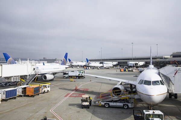 미교통부(DOT)가 최근 발표한 항공권 자동 환불 규정과 관련해 미국 항공사들이 