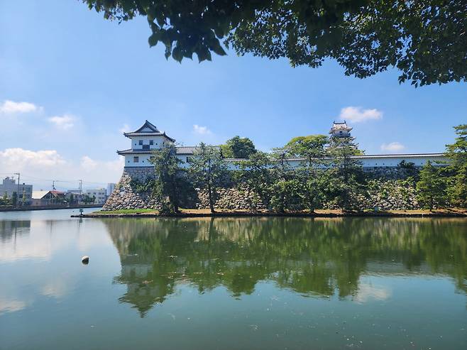 놓치면 아쉬운 이마바리성의 해자와 돌담