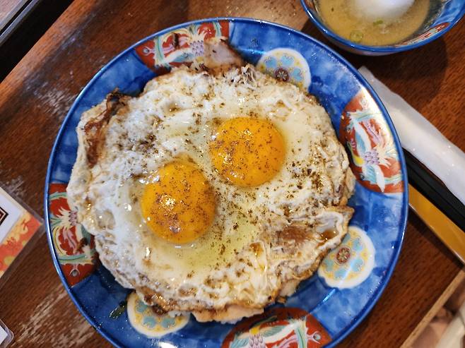 이마바리시에서 꼭 먹어야 하는 요리인 돼지고기 계란밥. 아는 맛이 더 무서운 법