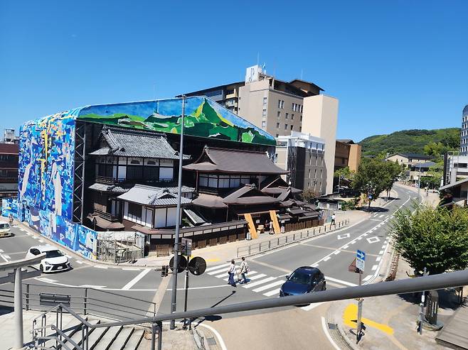 도고온천 본관의 전경. 공사 중이지만 별관을 이용할 수 있다