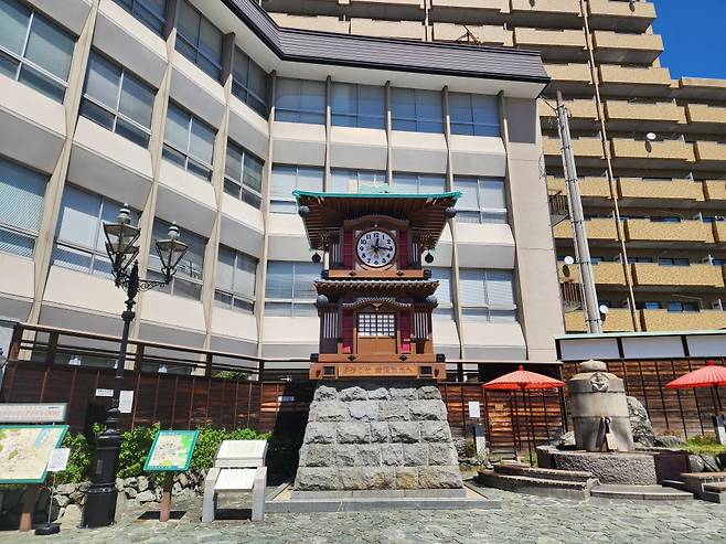 차분해 보이는 시계탑. 시간은 흘렀어도 공연의 수준은 기대 이상이다