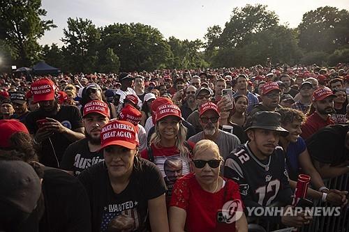 트럼프의 뉴욕 유세 참석한 청중들 [AP=연합뉴스]