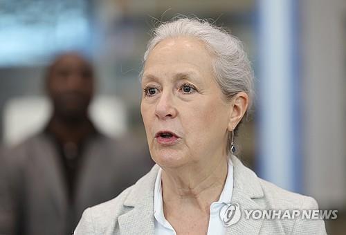 취재진 앞에서 발언하는 린다 스펙트 미 국무부 선임보좌관 (영종도=연합뉴스) 박동주 기자 = 제12차 한미 방위비분담특별협정(SMA) 체결을 위한 2차 회의에 앞서 미국 측 수석대표인 린다 스펙트 국무부 선임보좌관이 18일 인천국제공항 2터미널을 통해 입국해 발언하고 있다. 2024.5.18 pdj6635@yna.co.kr