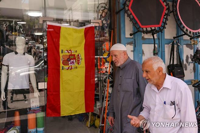22일(현지시간) 요르단강 서안의 한 가게에 내걸린 스페인 국기 [AFP 연합뉴스 자료사진. 재판매 및 DB 금지]
