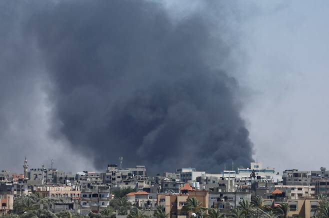 24일(현지시간) 가자지구 남부 라파에서 이스라엘과 하마스 간의 분쟁이 계속되는 가운데 이스라엘의 공습으로 연기가 피어오르고 있다.(사진=로이터)