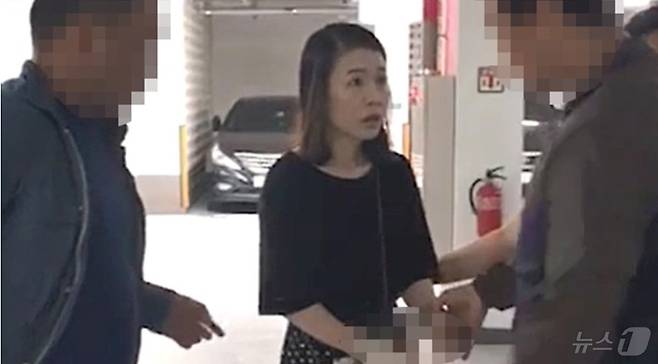 2019년 6월 1일 충북 청주의 한 아파트 지하 주차장에서 경찰에 긴급체포 될 당시 "내가 왜"라는 표정을 짓고 있는 고유정. (경찰 영상 갈무리) ⓒ 뉴스1