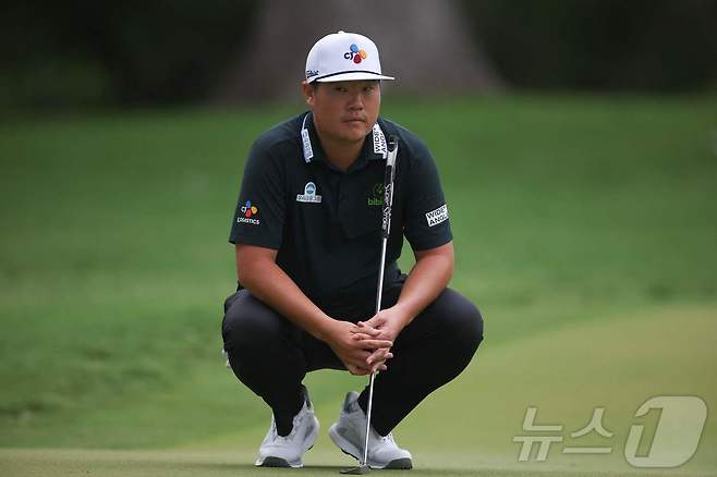 임성재(26·CJ)가 PGA투어 찰스 슈왑 챌린지 2라운드에서 그린을 살펴보고 있다. ⓒ AFP=뉴스1