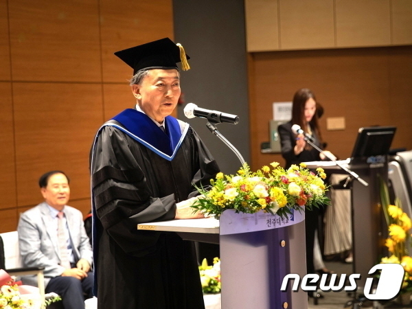 하토야마 유키오 전 일본총리(77)가 지난 2023년 9월 13일 전주대학교에서 명예 행정학 박사 학위를 받았다.(전주대 제공)/뉴스1DB