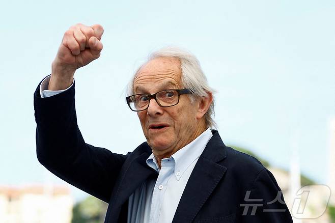 27일(현지시간) 프랑스 칸 영화제 포토콜에서 켄 로치 감독이 주먹을 불끈 쥐어 보이고 있다. 2023.05.27/ ⓒ 로이터=뉴스1 ⓒ News1 권진영 기자