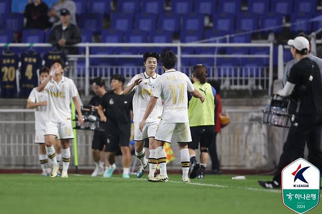 서울 이랜드가 수원 삼성을 5연패로 몰아넣고 K리그2 2위로 올라섰다 (한국프로축구연맹 제공)