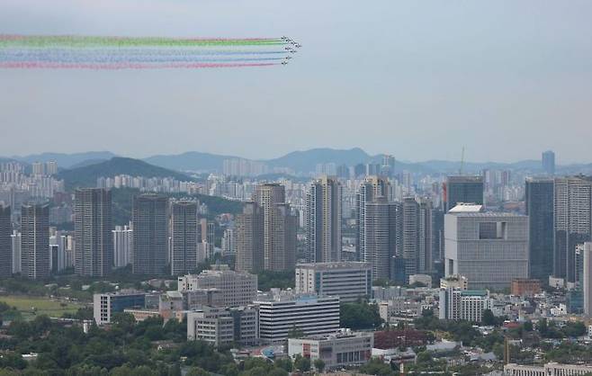 공군 특수비행팀 블랙이글스가 25일 오전 서울 용산구 상공에서 연습 비행하고 있다. [이미지출처=연합뉴스]