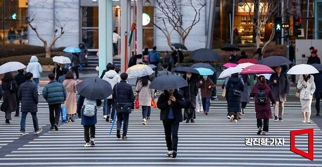 서울 영등포구 여의대로에서 시민들이 우산을 쓰고 이동하고 있다. 사진=강진형 기자aymsdream@