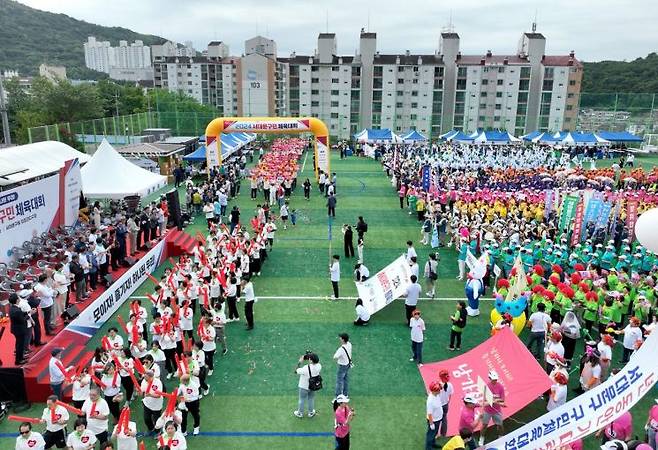 25일 서대문구립인조잔디구장에서 열린 ‘2024년 서대문구민체육대회’ 개회식에서 선수단이 입장하고 있다. 서대문구 제공.