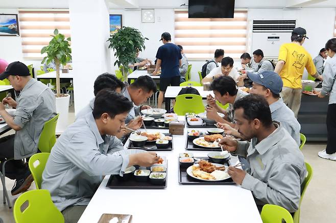 울산 HD현대미포조선에서 할랄 특식을 먹는 외국인 근로자들. /현대그린푸드