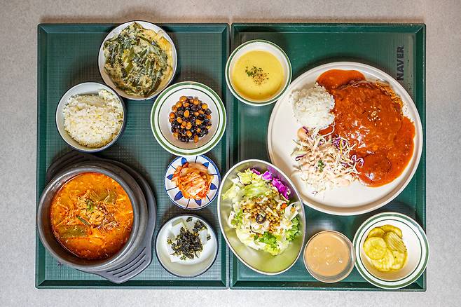 /이신영 영상미디어기자네이버 본사 구내식당의 메뉴. 지하 1층 구내식당에서 제공되는 메뉴는 2가지에 불과하지만 샐러드나 샌드위치 같은 간편식을 고를 수도 있고 5층 레스토랑에서 외부 맛집 메뉴를 먹을 수도 있다.