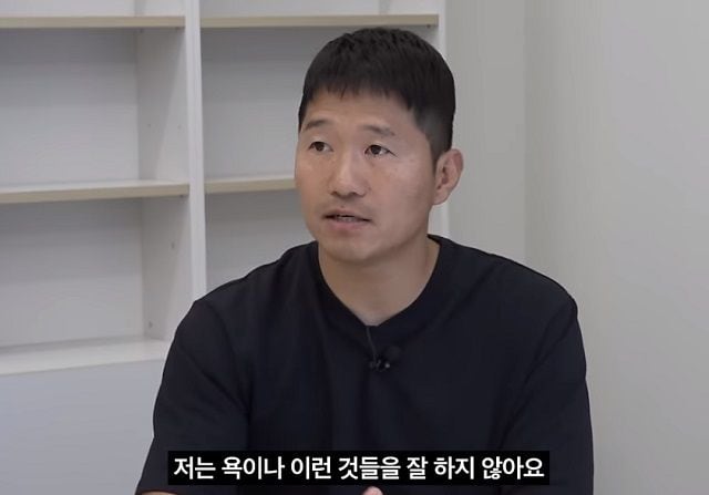 강형욱씨가 24일 직원 갑질 의혹에 대해 해명하고 있다. /유튜브 '강형욱의 보듬TV'
