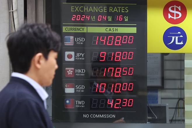 지난달 서울 중구 명동의 한 환전소에서 거래되고 있는 환율. 원달러 환율은 지난달 한때 장중 1400원을 넘어섰다. /연합뉴스