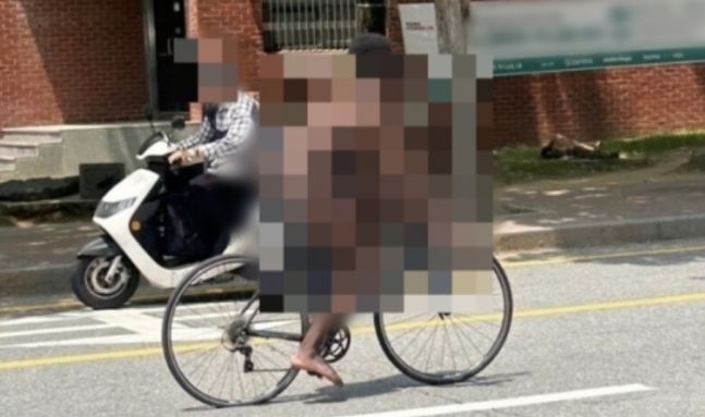나체로 자전거를 타고 다니던 외국인 유학생이 숨진 채 발견됐다. 사진은 지난 22일 한 대학 캠퍼스에서 나체로 자전거를 타는 유학생의 모습.ⓒSNS