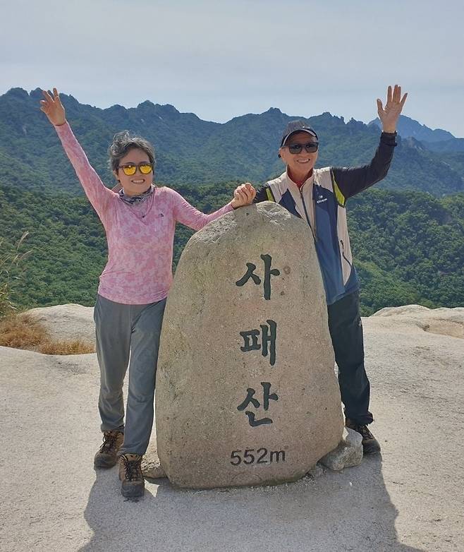 설균태 회장(오른쪽)이 아내 손인자 씨와 사패산에 올랐다. 둘은 매일 함께 산에 오르며 건강한 노년을 만들어 가고 있다. 설균태 회장 제공.