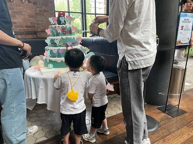 생일 케이크를 장식하는 어린아이들