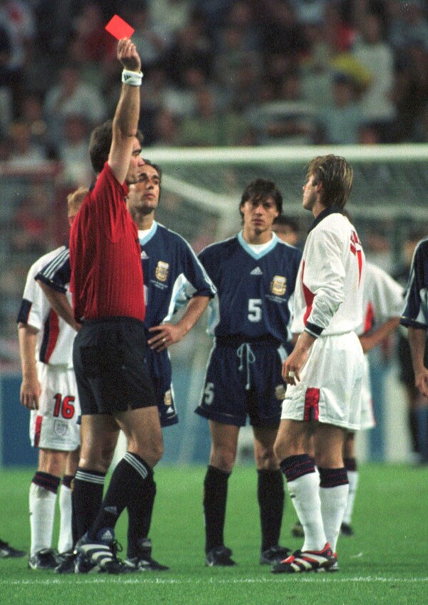 1998년 프랑스 월드컵 16강전(잉글랜드 대 아르헨티나)에서 잉글랜드의 데이비드 베컴(맨 오른쪽)이 레드카드를 받고 있는 모습. AP 연합뉴스