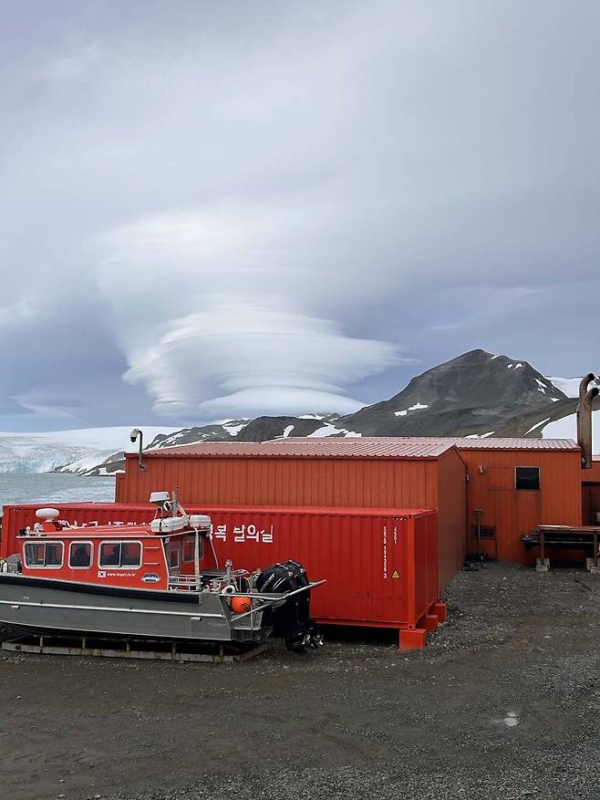 남극에서 보게 된 거대한 렌즈운.