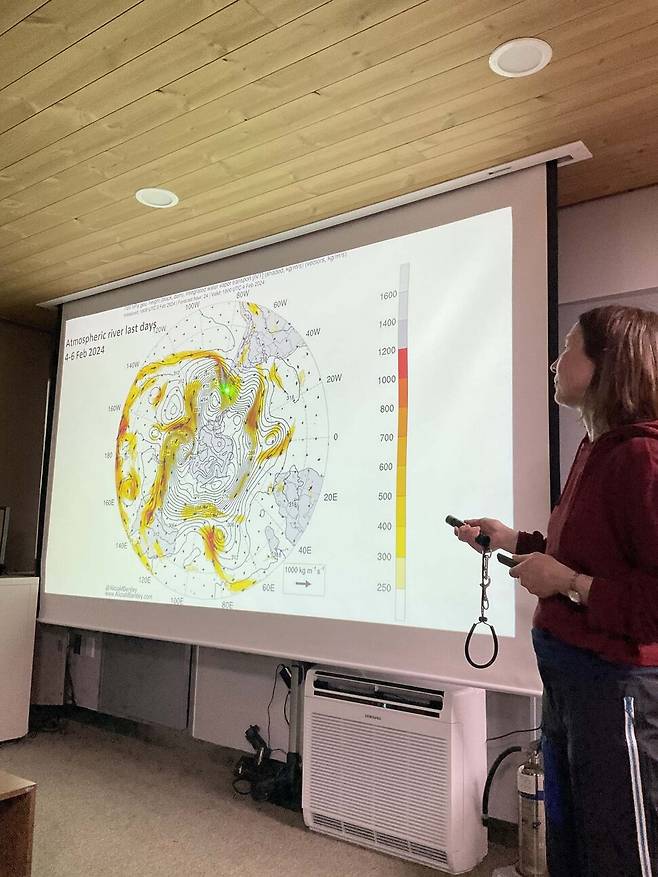 세미나에서 ‘대기의 강’ 현상을 설명하고 있는 포르투갈팀의 과학자 이리나 고로데츠카야.