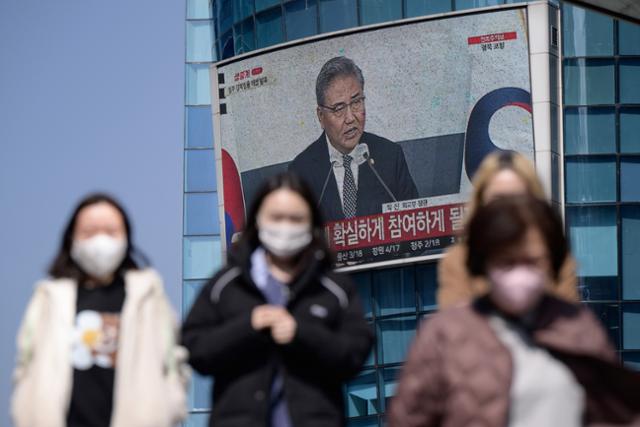 서울 시내 한 빌딩 전광판에 지난해 3월 박진 전 외교부장관의 일제강점기 강제동원(징용) 피해 배상 해법 발표가 생중계되고 있다. 한국일보 자료사진