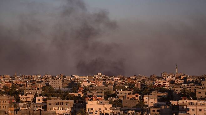 팔레스타인 가자지구 라파에서 이스라엘 공습 뒤 연기가 피어오르고 있다 [사진제공:연합뉴스]