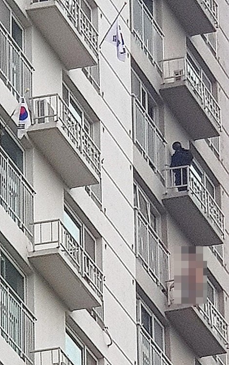 2019년 6월 6일 오전 7시쯤 경기도 의정부시 민락동 한 아파트 12층 베란다에서 50대로 추정되는 남성이 알몸 상태로 자살 소동을 벌이고 있다. 연합뉴스