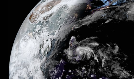 일본 히마와리 위성이 포착한 제1호 열대저압부의 모습. 필리핀 앞바다를 지나 북상 중인 열대저압부는 제1호 태풍 에위니아로 발달할 것으로 예상된다. RAMMB/CIRA/CSU