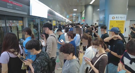 지하철 9호선 김포공항역에서 승객들이 줄 서 있는 모습. 사진 중앙일보DB