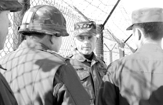 1981년 1월 전방부대 시찰에 나선 위컴 주한미군사령관. 위컴은 쿠데타 초기 신군부를 강하게 비판했다. 중앙포토