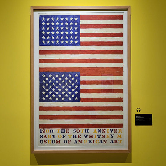 재스퍼 존스의 ‘두 개의 깃발’(휘트니미술관 50주년 기념 포스터). 문소영 기자