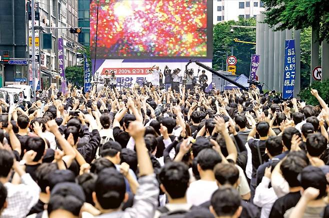 < 평일 강남 한복판서 ‘떼창’한 노조 > 삼성전자의 임금협상이 재개된 가운데 전국삼성전자노동조합이 24일 서울 서초동 삼성전자 사옥 앞에서 문화행사 형식의 단체행동에 나섰다. 700여 명이 참석한 이날 집회에는 전국민주노동조합총연맹 금속노조 조합원 200명도 동참했다. 행사에서는 법명 ‘뉴진스님’으로 활동하는 개그맨 윤성호, 가수 에일리와 YB(윤도현밴드) 등의 공연이 이어졌다. /임형택 기자