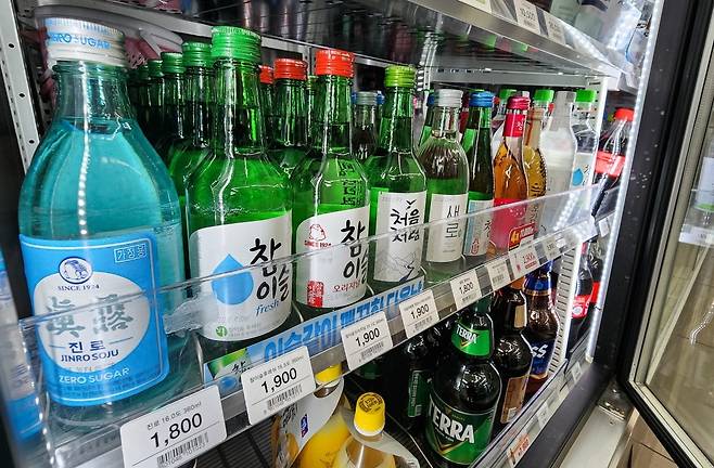 한국소비자원에 따르면 일반 소주 역시 당류가 100mL 당 평균 0.12g으로 매우 낮아 ‘제로 소주’로 표기가 가능하다. 사진=연합뉴스