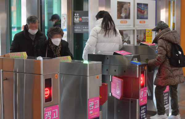 부산 도시철도 동래역에서 승객이 승차하고 있다. 이원준 기자