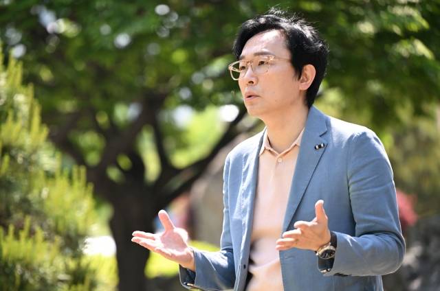 김경필 머니트레이너가 2일 서울 영등포구 여의도공원에서 국민일보와 인터뷰를 하고 있다. 권현구기자