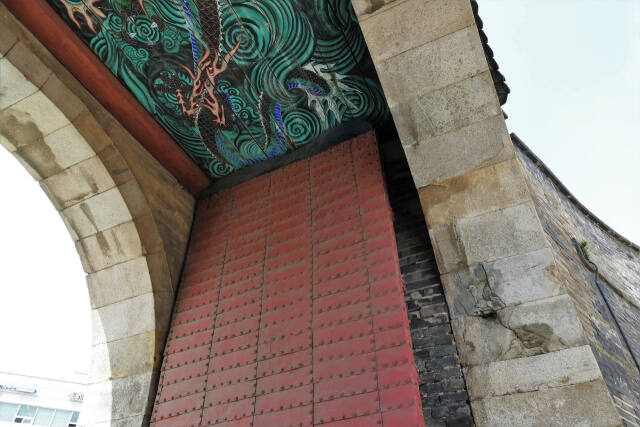 홍예문 윗부분은 그림이 그려진 널빤지와 그 위에 회삼물, 그리고 벽돌이 깔려 있다. 이강웅 고건축가