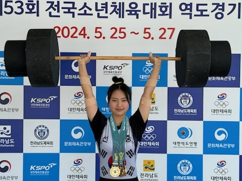 역도 여중부 45㎏급서 3관왕 2연패를 이룬 김예솔이 시상식 후 바벨 모형을 들고 세리머니를 펼치고 있다. 황선학기자