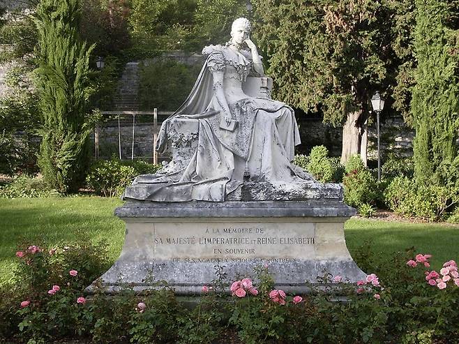 시시 여왕이 자주 머문 스위스 테리테 지역에 그녀의 동상이 세워져 있다. 그녀의 인기를 증명하는 작품. [사진출처=Traumrune]